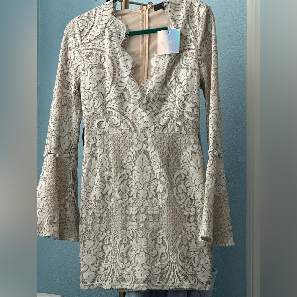 MISGUIDED White Lace & Nude With Bell Bottom Sleeves Size 6l